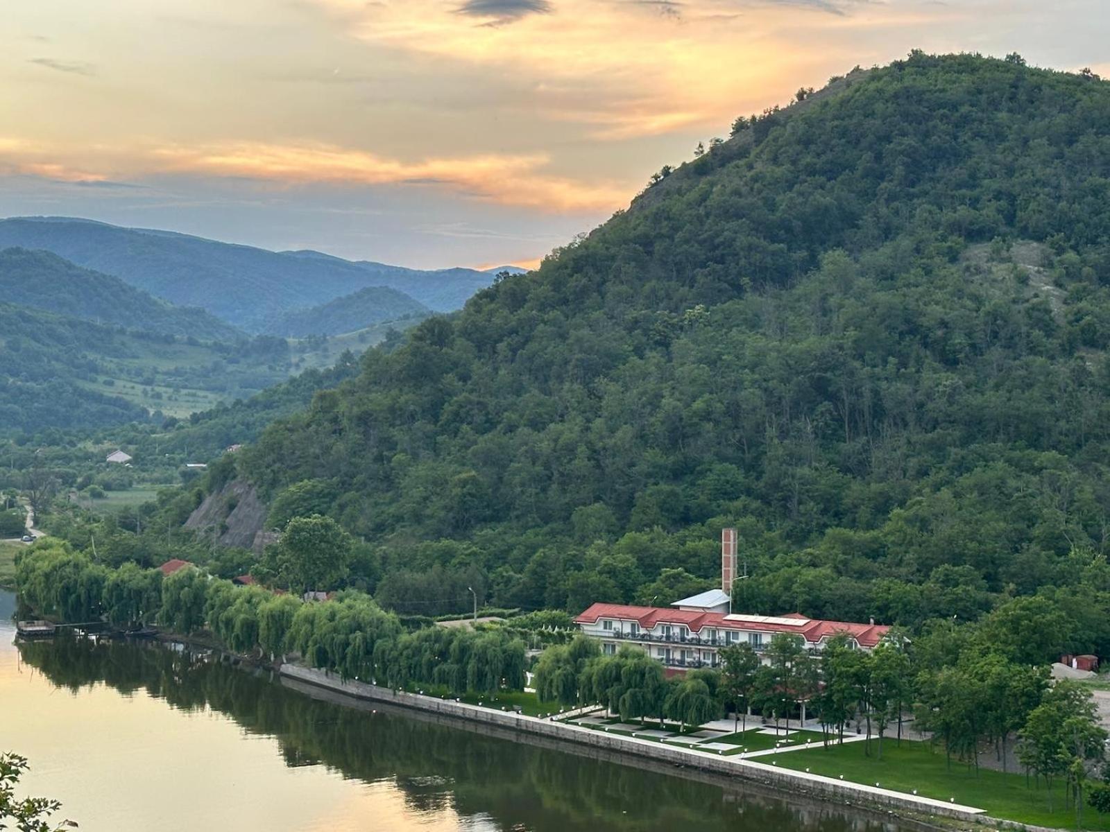 Vega Resort Restaurant & Lodge Orsova Exterior photo